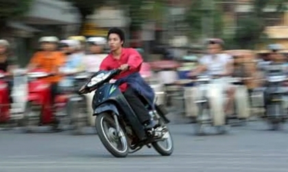 Nghị định 168 - Lỗi trừ 10 điểm GPLX: Điều khiển xe máy sử dụng còi không đúng quy định gây TNGT